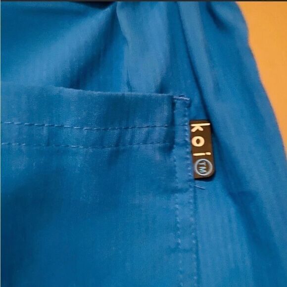 Koi Lite Dobby Scrub Set - Picture 4 of 13